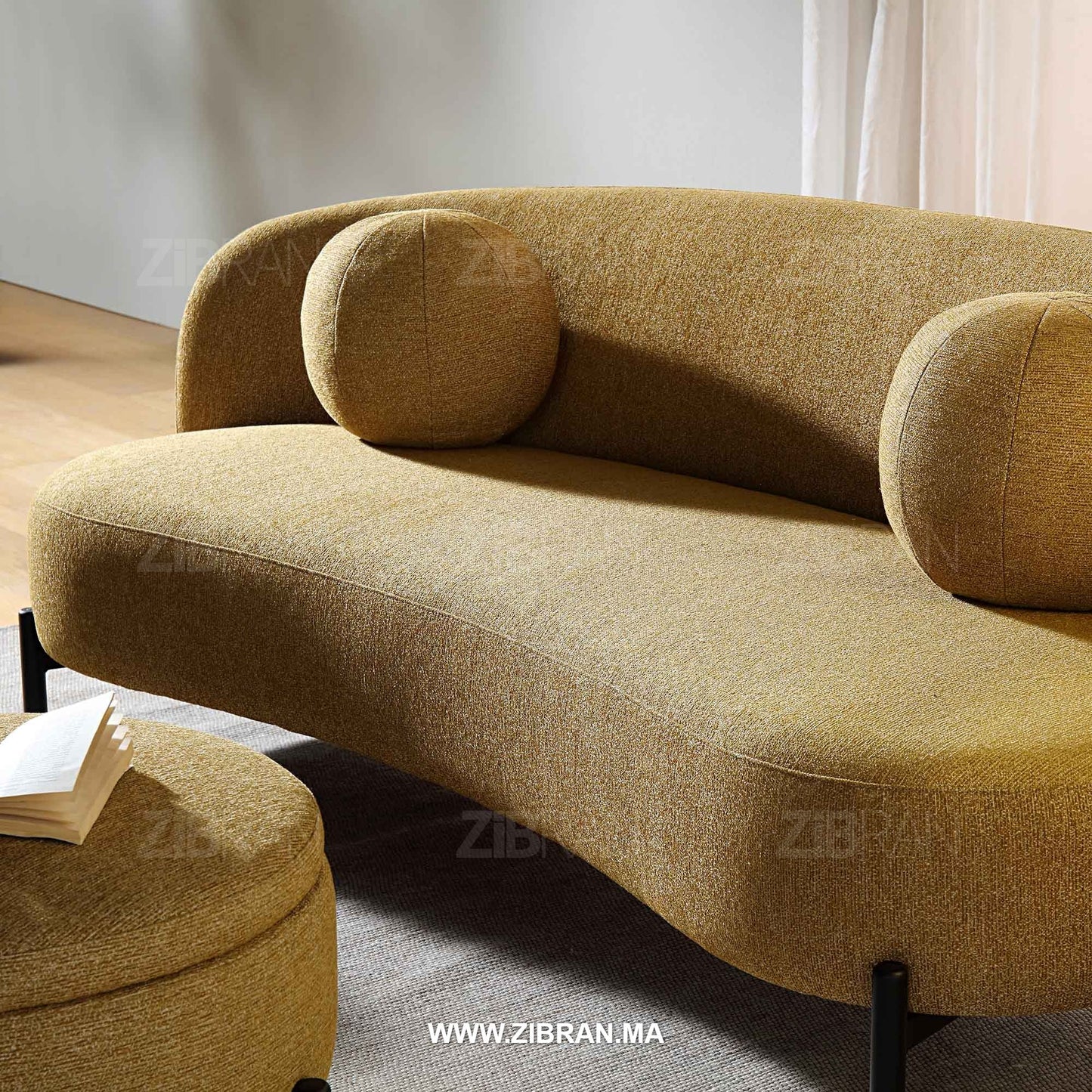 SOLIA – Canapé couture exclusif aux lignes architecturales épurées | ZIBRAN – Vue sous perspective | ZIBRAN