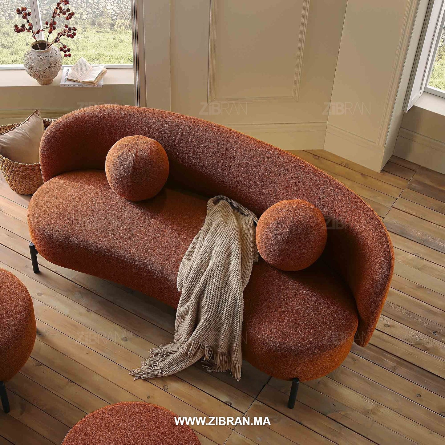 MIRAARA – Canapé majestueux habillé de velours précieux | ZIBRAN – Vue sous perspective | ZIBRAN