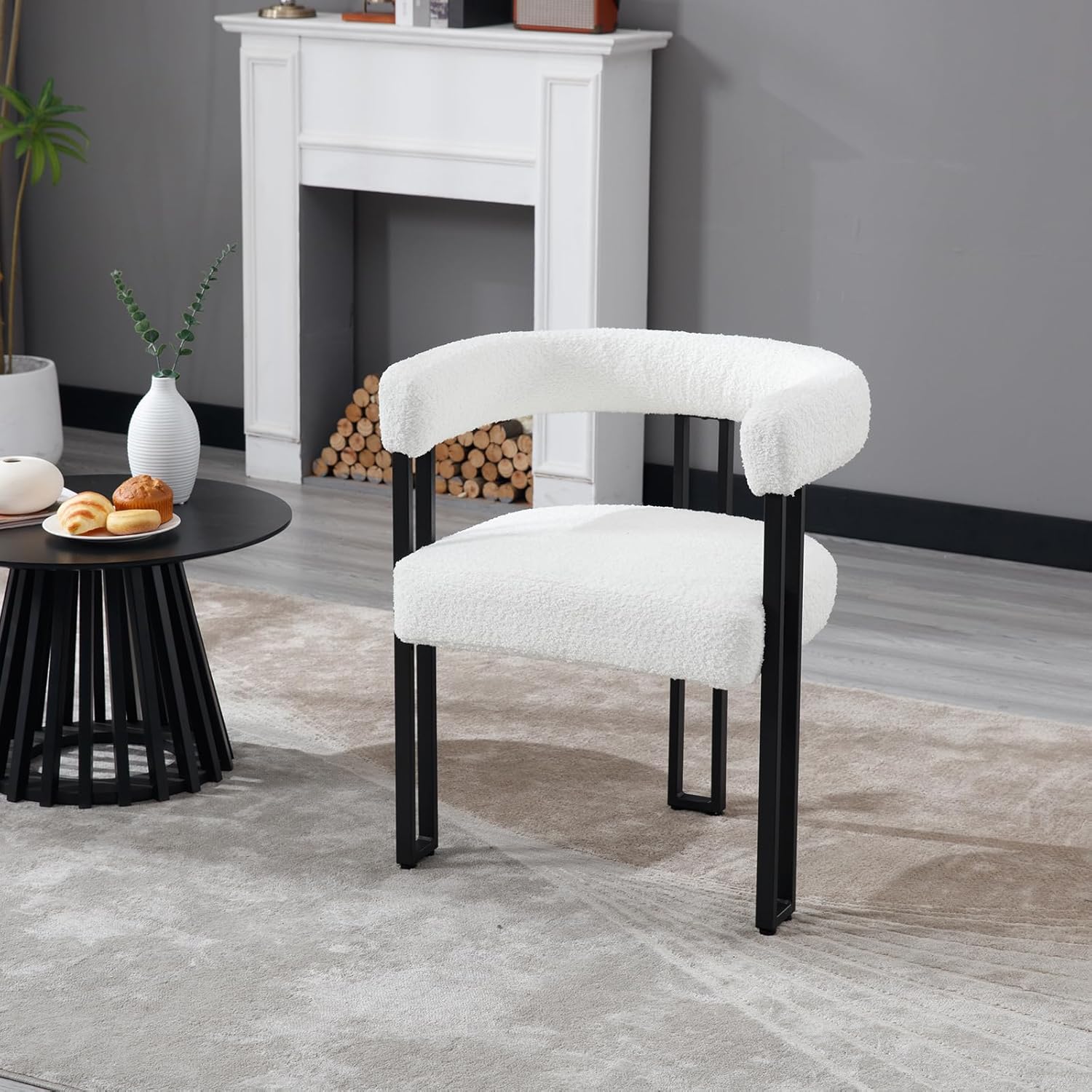 WOLTIS Chaise design minimaliste pour salle à manger café et restaurant confortable assis mousse HR tissus Bouclette blanc et finition métallique noir mat 